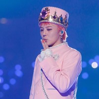 Di tengah gempuran idol KPop generasi kelima, BIGBANG yang datang dari generasi kedua, tetap eksis dan legendaris. Penampilan G-Dragon tak hanya menghebohkan fans, tetapi juga idol KPop pendatang baru yang mengidolakannya. Foto: dok. Mnet