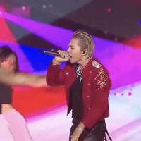 Suasana Kyocera Dome Osaka semakin panas ketika lagu BANG BANG dan Fantastic Baby berkumandang. Penonton MAMA Awards 2024 yang memadati arena tersebut menyalakan lightstick ikonik grup KPop BIGBANG yang berwarna kuning. Foto: dok. Mnet