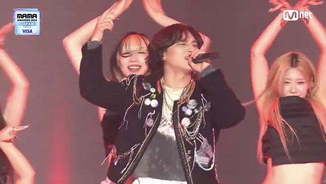 BIGBANG membuktikan eksistensinya sebagai pemilik julukan King of KPop. Personel SEVENTEEN, aespa, hingga ZEROBASEONE tampak mengayunkan lightstick dan berjoget melihat penampilan seniornya di panggung MAMA Awards 2024. Foto: dok. Mnet