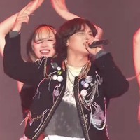 BIGBANG membuktikan eksistensinya sebagai pemilik julukan King of KPop. Personel SEVENTEEN, aespa, hingga ZEROBASEONE tampak mengayunkan lightstick dan berjoget melihat penampilan seniornya di panggung MAMA Awards 2024. Foto: dok. Mnet