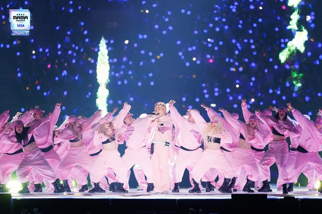 Aksi panggung personel grup KPop BIGBANG menjadi kejutan manis di hari terakhir MAMA Awards 2024, Sabtu (23/11/2024). Leadernya, G-Dragon membuka penampilan dengan lagu POWER. Dia tampil memakai kostum panggung berwarna pink, serasi dengan back dancer. Foto: dok. Mnet