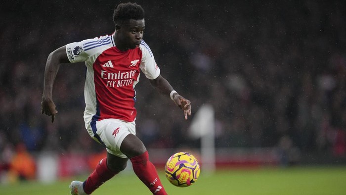 Arsenals Bukayo Saka controls the ball during the English Premier League soccer match between Arsenal and Nottingham Forest at Emirates Stadium in London, Saturday, Nov. 23, 2024. (AP Photo/Kin Cheung)