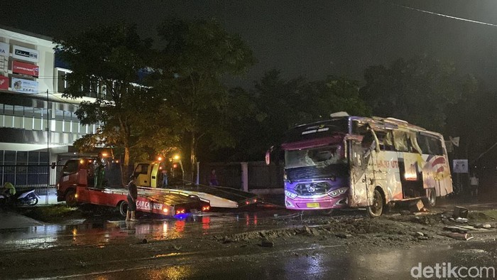 Bus terguling di Sukabumi dievakuasi
