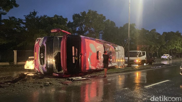 Bus Terguling di Sukabumi