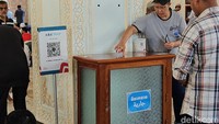 Kotak amal di masjid Kamboja. Yak, ukurannya besar dan sudah menerima sedekah online. Foto: Ardhi Suryadi