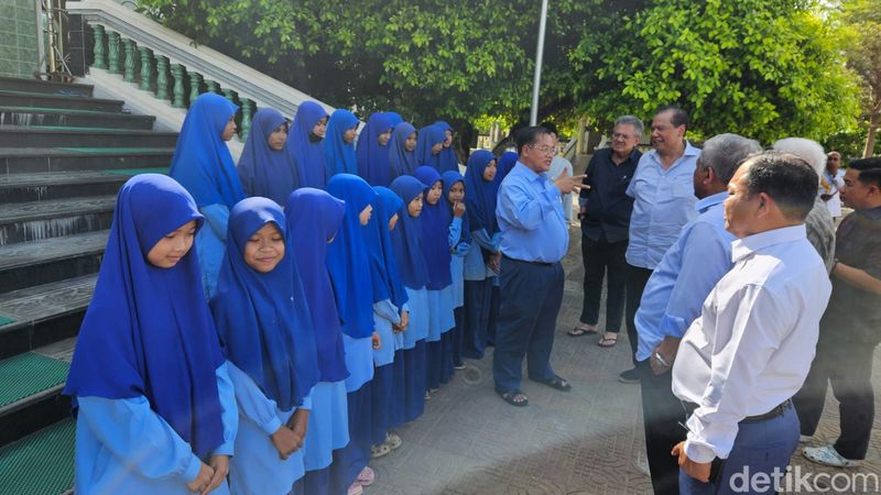 Chairman CT Corp. Chairul Tanjung dan Menteri Senior Kamboja Datuk Dr Othsman Hassan saat mengunjungi Madrasah di Phnom Penh, Kamboja.