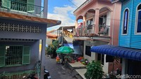 Di sekitar masjid dikelilingi pemukiman warga muslim. Selain tempat tinggal, berjalan pula roda ekonomi di wilayah Kampung Islam di Phnom Penh ini. Foto: Ardhi Suryadi