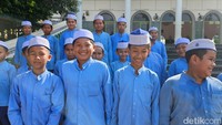 Sekilas dari perawakan dan wajah anak-anak Kamboja ini mirip dengan anak Indonesia, berkulit sawo matang. Namun sejatinya mereka adalah keturunan dari Kerajaan Champa yang masuk ke Kamboja ratusan tahun lampau. Foto: Ardhi Suryadi