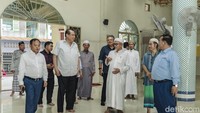 Meski populasinya cuma 5% dari total penduduk Kamboja, 17 juta jiwa, namun komunitas muslim di sana cukup berpengaruh. Misalnya Menteri Senior Kamboja Datuk Dr Othsman Hassan (kemeja biru paling kanan) merupakan seorang muslim, dan banyak lagi umat muslim yang menjabat di posisi pemerintahan Kamboja. Foto: Ardhi Suryadi