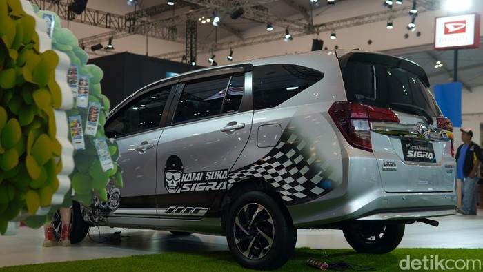 Daihatsu Sigra di Booth Daihatsu Gaikindo Jakarta Auto Week 2024