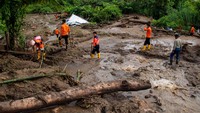 Petugas BPBD Deli Serdang melakukan pencarian korban yang hilang akibat banjir bandang di Dusun II.