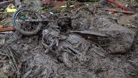 Satu unit kendaraan milik korban tertimbun lumpur akibat banjir bandang di Dusun II, Desa Martelu, Kecamatan Sibolangit.