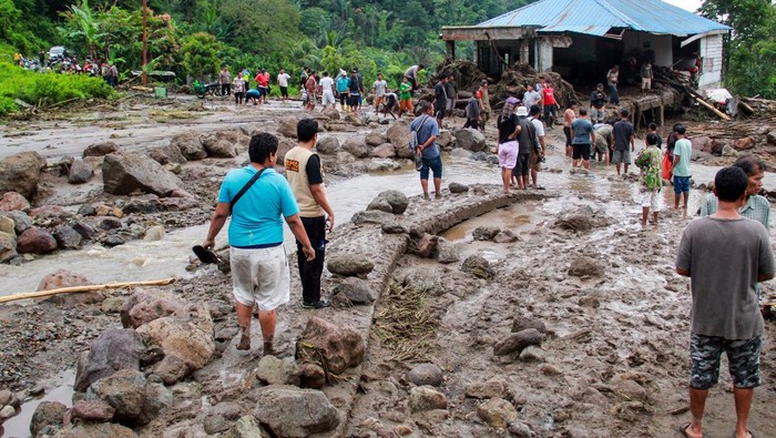 Dampak banjir bandang di Sibolangit Warga melakukan pencarian korban hilang akibat banjir bandang di Dusun II, Desa Martelu, Kecamatan Sibolangit, Kabupaten Deli Serdang, Sumatera Utara, Minggu (24/11/2024). Banjir bandang yang terjadi pada Sabtu (24/11) malam tersebut mengakibatkan empat warga meninggal dunia, sembilan warga mengalami luka dan dua warga belum ditemukan. ANTARA FOTO/Yudi Manar/agr