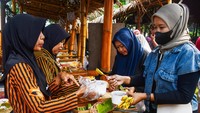 Pedagang makanan melayani pembeli di pasar Pundensari, Desa Wisata Gunungsari, Kabupaten Madiun, Jawa Timur, Minggu (24/11/2024).