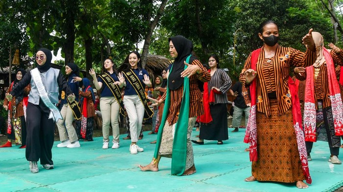 Raki yang sekaligus duta wisata Jawa Timur ikut menari tradisional bersama warga saat melakukan kunjungan di Pasar Pundensari Desa Wisata Gunungsari Kabupaten Madiun, Jawa Timur, Minggu (24/11/2024). Desa Wisata Gunungsari meraih juara pertama kategori digital dalam Anugerah Desa Wisata Indonesia (ADWI) 2024 dari Kementerian Pariwisata. ANTARA FOTO/Siswowidodo/agr