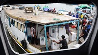 Pekerja mengangkut logistik Pilkada ke atas kapal untuk didistribusikan ke sejumlah pulau di Pelabuhan Rakyat Paotere, Makassar, Sulawesi Selatan, Minggu (24/11/2024). KPU Kota Makassar mendistribusikan logistik Pilkada 2024 ke 21 TPS yang tersebar di lima pulau di Kecamatan Sangkarrang, Makassar dengan dikawal oleh 21 personel polisi dari Polres Pelabuhan Makassar. ANTARA FOTO/Arnas Padda.