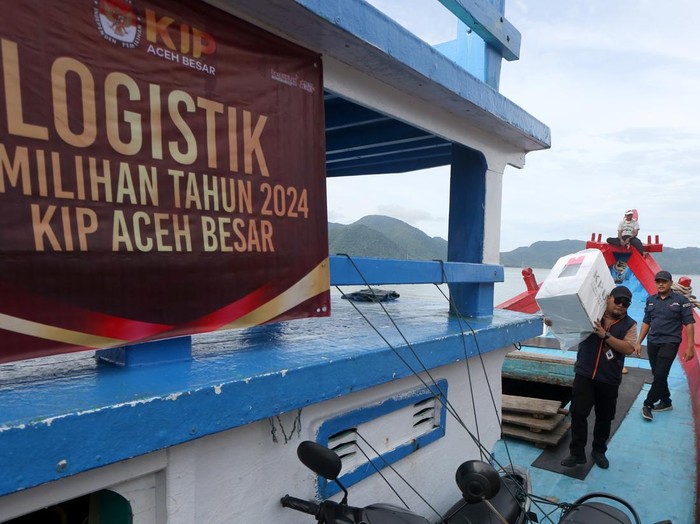 Petugas Komisi Independen Pemilihan Aceh Besar melakukan bongkar muat logistik kotak suara Pilkada 2024 untuk wilayah pulau terluar di pelabuhan lama Ulele, Banda Aceh, Aceh, Minggu (24/11/2024). KIP Aceh Besar mendistribusikan 34 kotak suara yang telah terisi berbagai logistik Pilkada 2024 untuk 17 TPS yang tersebar di Kecamatan Pulo Aceh. ANTARA FOTO / Irwansyah Putra/agr