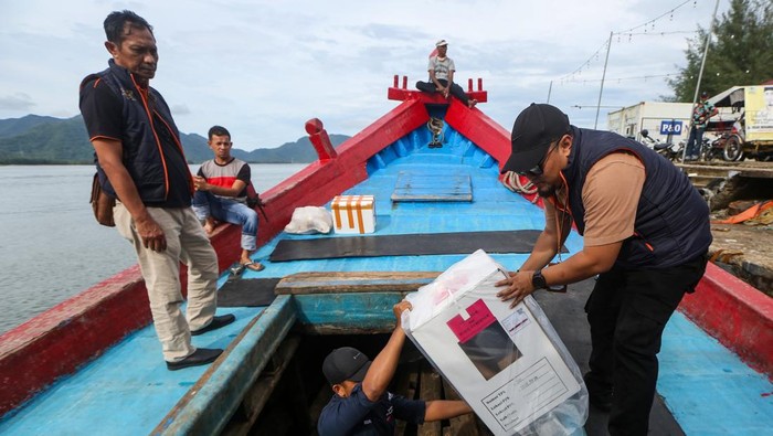 Distribusi logistik pilkada ke pulau terluar Petugas Komisi Independen Pemilihan Aceh Besar melakukan bongkar muat logistik kotak suara Pilkada 2024 untuk wilayah pulau terluar di pelabuhan lama Ulele, Banda Aceh, Aceh, Minggu (24/11/2024). KIP Aceh Besar mendistribusikan 34 kotak suara yang telah terisi berbagai logistik Pilkada 2024 untuk 17 TPS yang tersebar di Kecamatan Pulo Aceh. ANTARA FOTO / Irwansyah Putra/agr