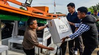 Petugas mengangkat kotak suara ke dalam kapal saat distribusi logistik Pilkada 2024 ke Pulau Tunda di Dermaga Karangantu, Kota Serang, Banten, Minggu (24/11/2024). KPU Kabupaten Serang mendistribusikan empat kotak suara, delapan bilik suara, serta 2.188 surat suara untuk dua TPS di pulau yang berjarak sekitar 40 kilometer di Utara Serang, dengan jumlah pemilih 1.066 orang. ANTARA FOTO/Putra M. Akbar.