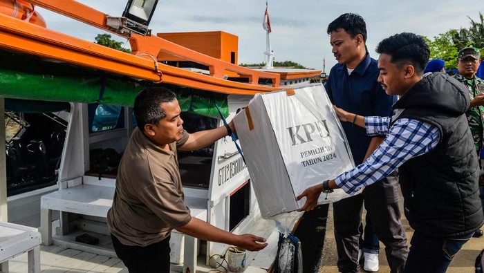 Distribusi logistik pilkada ke pulau terluar Petugas Komisi Independen Pemilihan Aceh Besar melakukan bongkar muat logistik kotak suara Pilkada 2024 untuk wilayah pulau terluar di pelabuhan lama Ulele, Banda Aceh, Aceh, Minggu (24/11/2024). KIP Aceh Besar mendistribusikan 34 kotak suara yang telah terisi berbagai logistik Pilkada 2024 untuk 17 TPS yang tersebar di Kecamatan Pulo Aceh. ANTARA FOTO / Irwansyah Putra/agr
