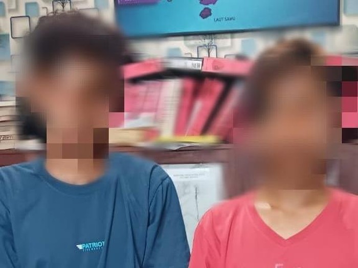 Dua pria berinisial AFN (17) dan AJM (16) di Manggarai, Nusa Tenggara Timur (NTT), ditangkap seusai mencuri sepeda motor milik polisi. (Foto: Dok. Humas Polres Manggarai)
