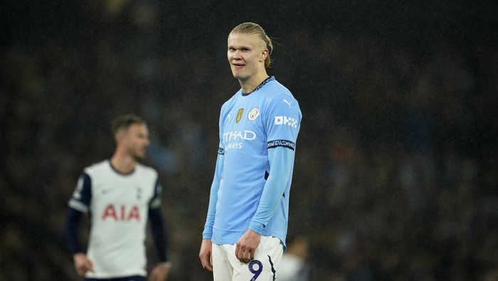 Manchester Citys Erling Haaland reacts in front of Tottenhams James Maddison during the English Premier League soccer match between Manchester City and Tottenham at the Etihad Stadium in Manchester, England, Sunday, Nov. 24, 2024. (AP Photo/Dave Thompson)