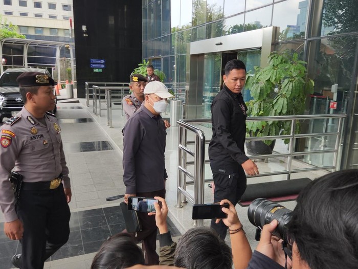Gubernur Bengkulu Rohidin Mersyah tiba di KPK (Adrial/detikcom)