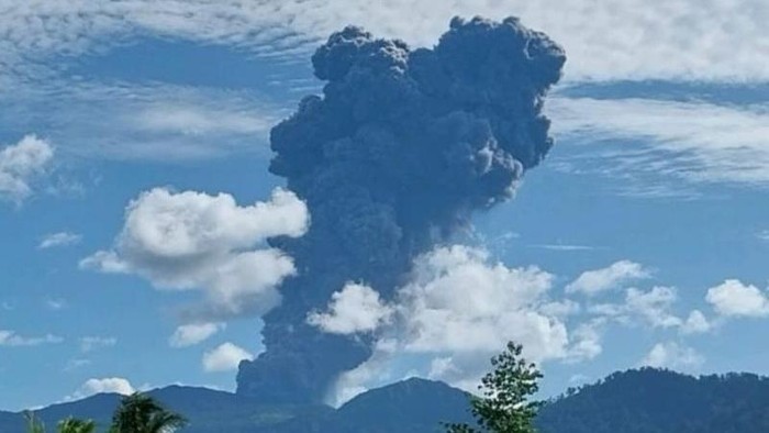 Gunung Api Dokuno di Halut mengeluarkan kolom abu setinggi 3000 meter di atas puncak sekitar 4.087 meter, Minggu (24/11/2024). ANTARA/Abdul Fatah (Abdul Fatah)