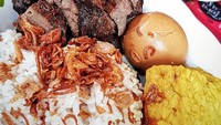 Kalau warung di Patal Senayan ini sedang viral di media sosial karena memiliki sebutan ‘Nasi Uduk Sultan Ferrari’. Sebutan ini muncul usai banyak pembelinya datang menggunakan mobil mewah. Foto: Site Culinary/Visual