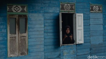 Seorang warga tengah menikmati layanan internet BAKTI Komdigi.