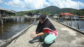 Tak sekedar untuk hiburan, internet juga meningkatkan penjualan UMKM seperti Sulastry yang menjual kuenya melalui pesanan via online, hasilnya pun meledak omzet penjualannya naik drastis.