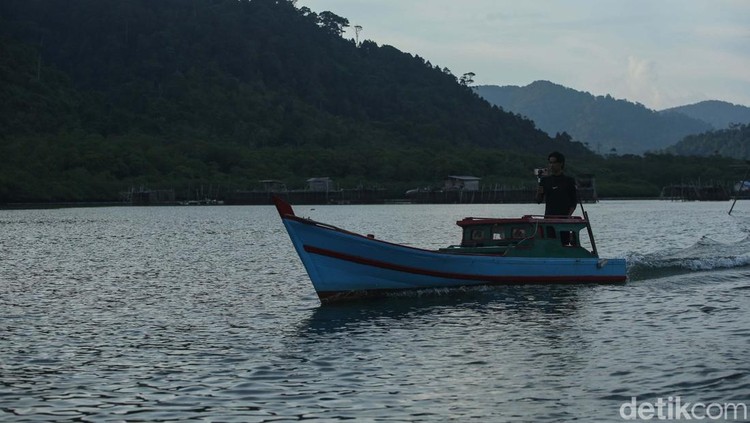 Mayoritas penduduk Desa Genting Pulur, Jemaja, Anambas, berprofesi sebagai nelayan. Kini desa tersebut telah menikmati internet.