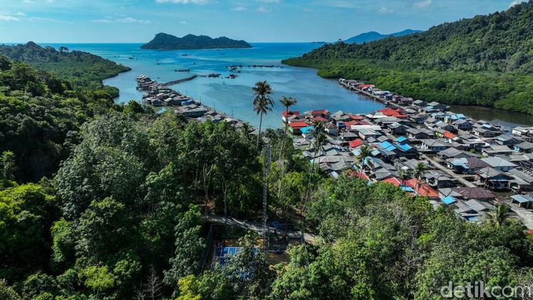 Mayoritas penduduk Desa Genting Pulur, Jemaja, Anambas, berprofesi sebagai nelayan. Kini desa tersebut telah menikmati internet.