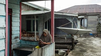 Meski begitu, masyarakat di sini telah lekat dengan penggunaan internet. Bahkan sebelum internet BAKTI Komdigi masuk masyarakat banyak bepergian ke bukit maupun ke desa tetangga untuk menjangkau internet.