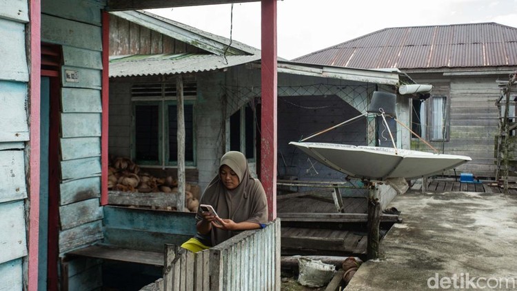 Mayoritas penduduk Desa Genting Pulur, Jemaja, Anambas, berprofesi sebagai nelayan. Kini desa tersebut telah menikmati internet.