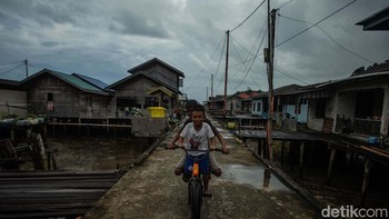 Desa yang berada di pesisir laut ini memiliki 432 jiwa dan 136 KK, menjadi kampung nelayan karena mayoritas masyarakat berprofesi sebagai nelayan.