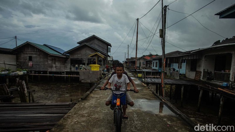 Mayoritas penduduk Desa Genting Pulur, Jemaja, Anambas, berprofesi sebagai nelayan. Kini desa tersebut telah menikmati internet.