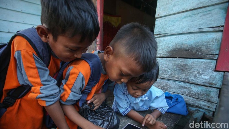 Mayoritas penduduk Desa Genting Pulur, Jemaja, Anambas, berprofesi sebagai nelayan. Kini desa tersebut telah menikmati internet.