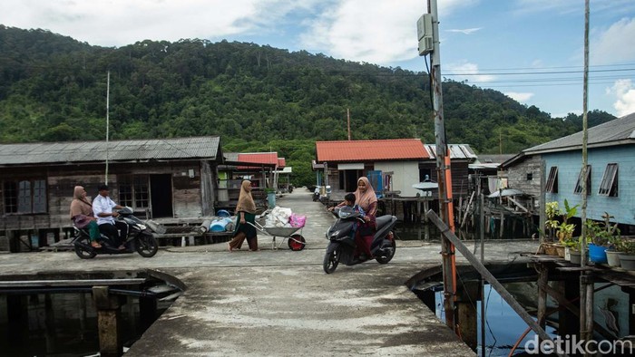 Mayoritas penduduk Desa Genting Pulur, Jemaja, Anambas, berprofesi sebagai nelayan. Kini desa tersebut telah menikmati internet.