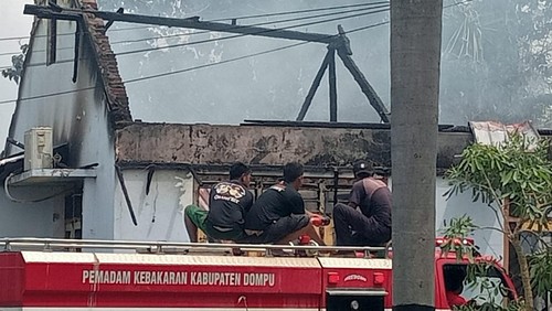 Kantor Camat Woja di Dompu, NTB, terbakar pagi tadi, Minggu (24/11/2024).