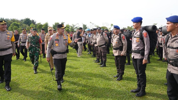 Kapolda Sumut Irjen Whisnu saat memimpin apel.