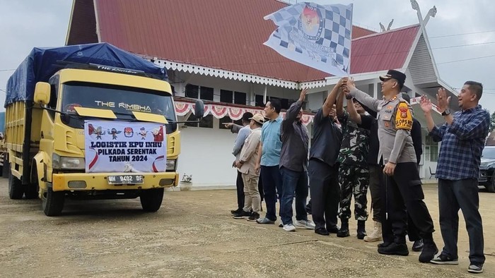 Kapolres dan Forkopimda Inhu saat pelepasan distribusi logistik (Foto: Dok Humas Polres Inhu)