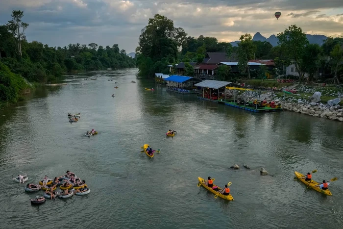 Kayak dan permainan air di Vang Vieng Laos