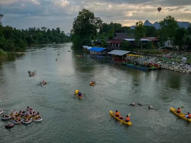 Keracunan Massal di Surga Liburan Backpacker