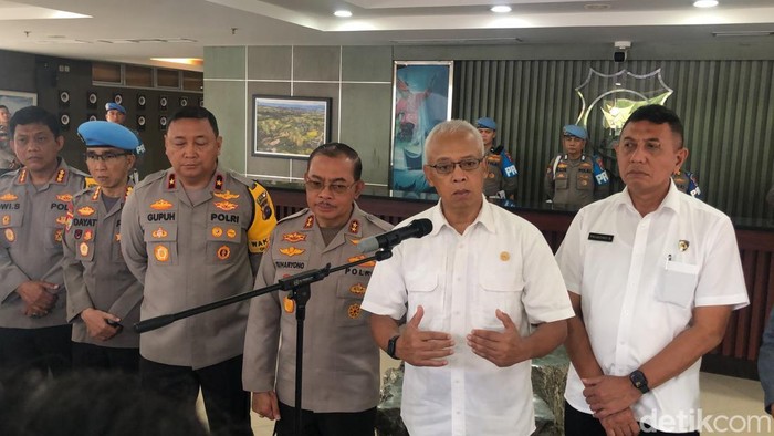 Ketua Harian Kompolnas RI, Irjen (Purn) Arief Wicaksono Sudiutomo di Mapolda Sumbar. (Foto: M. Afdal Afrianto/detikSumut).