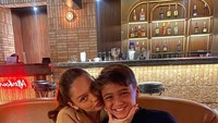 Salah satunya seperti pada foto ini, Kimberly Angela berpose bersama sang adik dalam momen makan malam di restoran di Bali. Foto: Instagram @kimberlyangexla