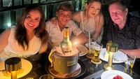 Momen makan malam Kimbery Angela dan keluarga ini terasa hangat. Mereka sambil merayakan ulang tahun sang ayah. Foto: Instagram @kimberlyangexla