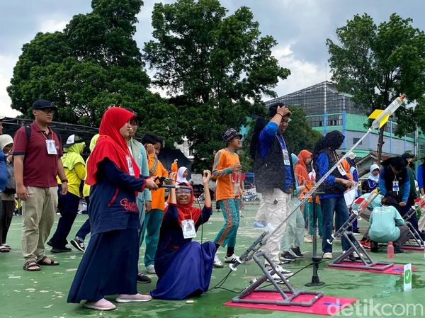 Kemeriahan Kompetisi Water Rocket di Bandung