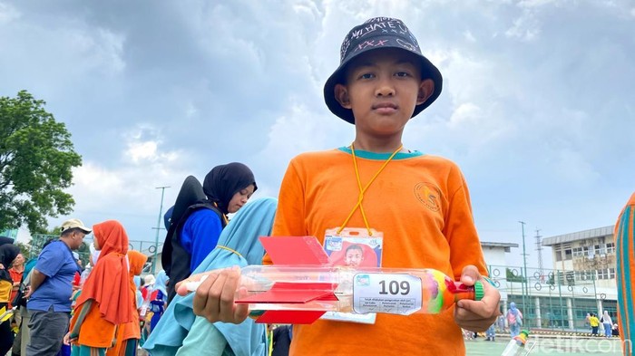Kompetisi Water Rocket di Bandung. Kompetisi Water Rocket di Bandung.