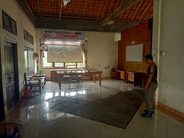 Kondisi kerusakan gedung lantai dua kantor Satuan Polisi Pamong Praja (Satpol PP) Kabupaten Jembrana, Minggu (24/11/2024). (I Putu Adi Budiastrawan/detikBali)